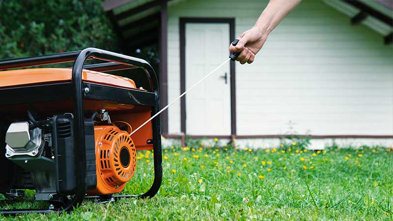 Homem a ligar gerador